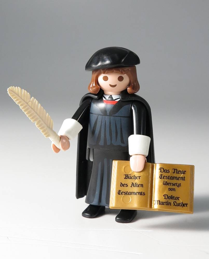 Playmobil-Aufstellfigur Nr. 9325 Martin Luther, mit Karton, Geobra Brandstätter GmbH, 2017, Kunststoff; Karton, Salzburg Museum, Inv.-Nr. S 0160-2017