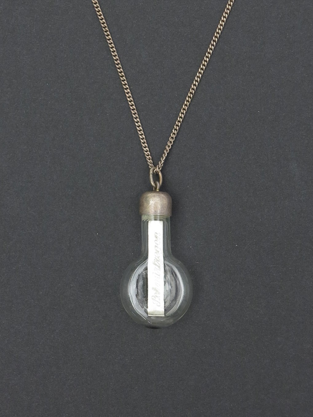 Phiole mit Salzburger Schnürlregen, 1971–1980, Glas, Silber, Wasser, Etui: Kunststoff, Samt © Salzburg Museum