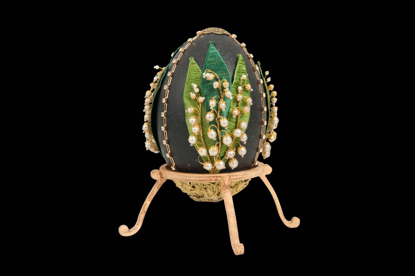„Fabergé“-Ei, In Klosterarbeiten-Technik verziertes Emu-Ei mit Maiglöckchen, Gerlinde Klackl, 2008, © Salzburg Museum