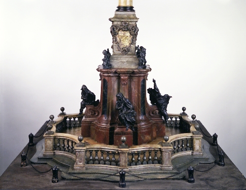 Modell einer unausgeführten Mariensäule für den Universitätsplatz in Salzburg, Johann Lukas von Hildebrandt, 1711/12, Holz, polychromiert, Figuren: Wachs, Inv.-Nr. 9229-49