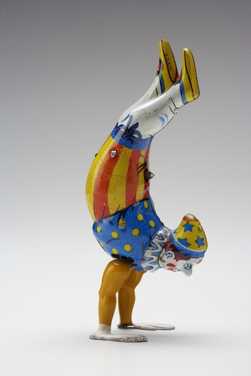 Clown im Handstand, 1950er Jahre, Blech, Inv.-Nr. F 2103 a,b