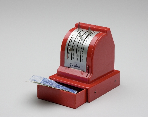 Red cash register, made by: Geobra, 1950–60, inv. no. 6336-81