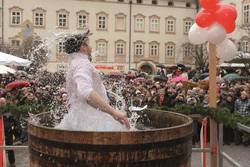 Auch die Zuschauer bekommen ihren Teil ab, wenn der Lehrling aus dem Bottich wieder auftaucht und übermütig mit Wasser um sich spritzt