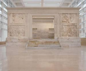 Ara Pacis, Martin Bilinovac (*1981), 2010, C-Print, gerahmt, Eigentum des Künstlers