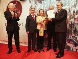 Preisverleihung in Bursa: Wim van der Weiden (Jury-Vorsitzender), Peter Husty, Esra Ipek-Kraiger und Erich Marx (Salzburg Museum), Recep Altepe (Bürgermeister von Bursa)