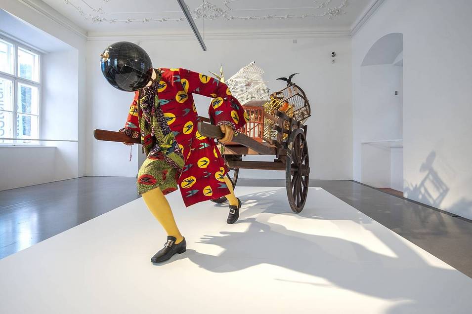 „Der Vogelfänger bin ich ja …“ – Eine Installation im Dialog mit dem Künstler Yinka Shonibare, Foto/Copyright: Luigi Caputo