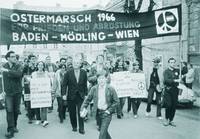 Robert Jungk gemeinsam mit Sohn Peter Stephan als Teilnehmer einer Ostermarsch-Demonstration, Bild: JBZ-Fotoarchiv